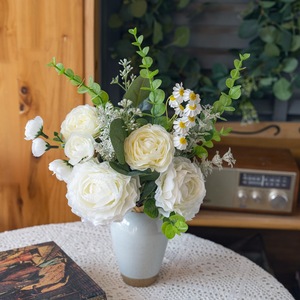 Bouquet de fleurs artificielles Yunshui Chanxin Lu Lian, roses blanches avec eucalyptus pour la décoration de la maison et des mariages CF01345 - Product Image 1