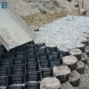 Pentes <span class=keywords><strong>de</strong></span> canal cellulaire à faible coût Geocell pour <span class=keywords><strong>mur</strong></span> <span class=keywords><strong>de</strong></span> soutènement Feuille <span class=keywords><strong>de</strong></span> plastique HDPE perforée texturée à haute résistance à la traction - Product Image 3