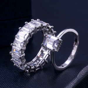 Anello di Lusso a Cerchio Completo, Elegante Gioiello da Donna per Fidanzamento, Anello con Accenti Scintillanti - Product Image 1