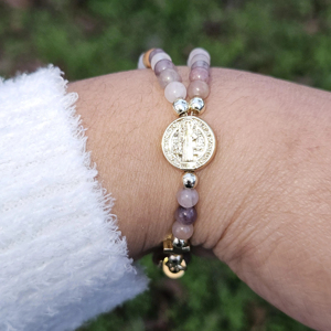 Pulsera de Rosario Completa con Medalla de San Benito y Cierre Magnético de Piedra Violeta Religiosa, para Regalo de Primera Comunión - Product Image 3