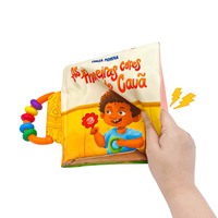 Libro de tela suave OEM con sonajero y papel crujiente, impresión colorida, educación temprana para niños pequeños