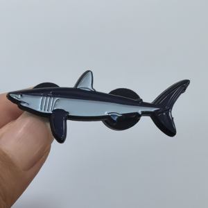 <span class=keywords><strong>Precio</strong></span> de fábrica: Pines de solapa personalizados de dibujos animados, insignias de metal chapadas en negro, pin de esmalte suave con diseño de <span class=keywords><strong>peces</strong></span> personalizados - Product Image 1