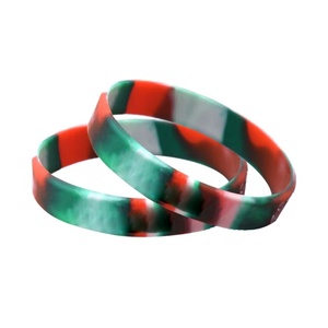 Bracelet en caoutchouc personnalisé avec logo d'usine, bracelet en silicone imperméable, bracelet promotionnel gravé pour les événements festifs - Product Image 1