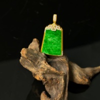Pendentif en jadéite birmane naturelle de qualité A, forme trapèze, pendentif en jadéite de haute qualité, cadeau en jadéite pour femmes (avec NGTC)