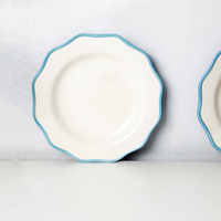 Ensemble de plats à dîner en céramique de style rétro européen, bord bleu, forme festonnée, design floral, plats de service, plats festonnés pour mariage