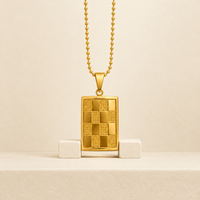 Collier pendentif unisexe en acier inoxydable plaqué or 18 carats, motif damier texturé rectangulaire, chaîne à billes D&P Jewelry