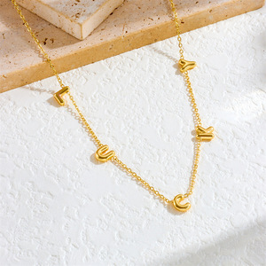 สร้อยคอโช้คเกอร์ลายตัวหนังสือนำโชคระดับเริ่มต้นทำจากสเตนเลสสีทองกันน้ำ - Product Image 1