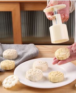 Molde de Plástico Grande de 50g para Hornear Pasteles Lunares, con Embalaje en Bolsa OPP - Product Image 3