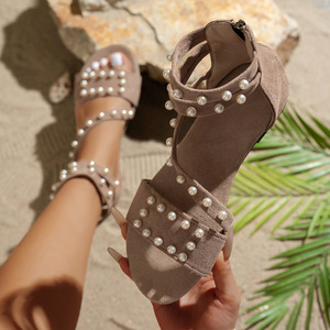 Sandales plates rétro pour femme en faux daim perlé avec rivets, à brides croisées, bout ouvert et fermeture éclair à la cheville - Product Image 2