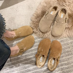 Sabots pour femmes en daim de vache à bout rond avec fermeture à boucle, doublure en peluche, confortables et thermiques, semelle extérieure en caoutchouc pour l'hiver - Product Image 6
