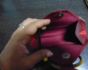 Pochette de soirée Lowellcraft en satin brodée à la main, avec bandoulière demi-lune et capacité de 1L pour femme - Product Image 4