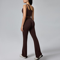 Ensemble de 2 pièces de vêtements de sport et de yoga pour femme : Crop top rembourré à une épaule et double bretelles, et pantalon évasé taille haute. Tenue de sport.