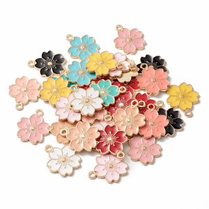 Pandahall 100pcs Liontin Enamel Paduan Warna Campuran Emas Muda Motif Bunga Sakura - Product Image 1