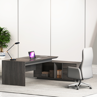 Bureau de direction moderne au design élégant, mobilier de bureau, bureau d'ordinateur, bureau de patron avec armoire