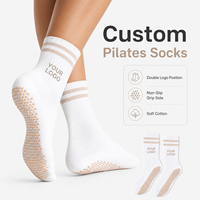 Chaussettes de yoga antidérapantes en coton rayé avec logo personnalisé de haute qualité pour femmes et filles, idéales pour le Pilates et la barre