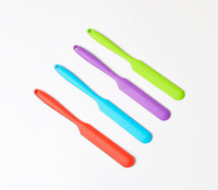 Vente en gros de mini spatule colorée à long manche en silicone pour mélanger l'huile et la crème, grattoir au design unique