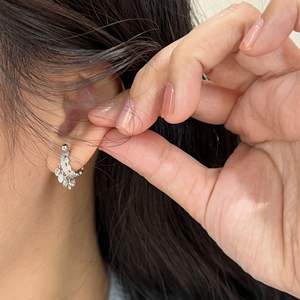 Pendientes Colgantes de Plata de Ley S925, Diseño Exquisito de Borla con Forma de Gota de Agua, Estilo Nicho de Alta Gama, Cierre de Rosca, Aspecto Dulce - Product Image 4