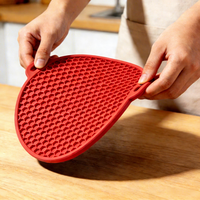 Sous-verre carré en silicone mignon, résistant aux hautes températures, anti-brûlure, antidérapant, dessous de plat, dessous de plat pour table à manger, accessoire d'isolation