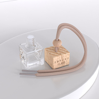 Vente en gros de diffuseurs d'air frais carrés transparents de 10 ml et 8 ml, petits flacons de parfum pour voiture avec bouchons en bois
