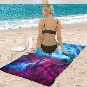 Serviette de plage vibrante avec tête de loup de la galaxie |   Serviette de bain tendance à motif animal abstrait, idéale pour les festivals de musique et les vacances - Product Image 3