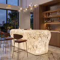 Dalle de quartz en marbre blanc translucide sur mesure pour comptoir de bar lumineux de luxe pour la maison et les événements