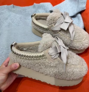 Pantuflas de plataforma para mujer, personalizadas, de alta calidad, con decoración de lazo, forro de felpa cálido, antideslizantes, informales, de invierno, estilo UGG, de lana. - Product Image 1