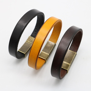 Bracelet <span class=keywords><strong>en</strong></span> cuir <span class=keywords><strong>en</strong></span> acier inoxydable pour hommes à la mode avec plaqué <span class=keywords><strong>or</strong></span> Bracelets polyvalents à boucle gravée au design simple à la mode - Product Image 2