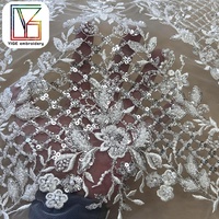 Nouveau style de tissu en dentelle française brodée de perles et de paillettes, dentelle lourde 3D perlée, tissus en tulle et maille pour femmes