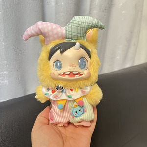 พอลล่า โพลาร์ มอนสเตอร์ เบบี้ มอนสเตอร์ คอลเลคชั่น ซีรีส์ ตุ๊กตาจี้ห้อยแบบสุ่ม กล่องของเล่นตุ๊กตาพร้อมเสื้อผ้าและอุปกรณ์เสริม สำหรับเด็กอายุ 5-7 ปี - Product Image 4