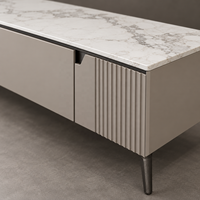 Ensemble meuble TV et table basse WYRAX Train Lounge avec dessus aspect marbre, tiroirs dissimulés, panneaux décoratifs cannelés et pieds fins
