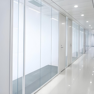 Cloisons <span class=keywords><strong>en</strong></span> <span class=keywords><strong>verre</strong></span> sans cadre pour espaces commerciaux à fort trafic - Conçues pour les centres commerciaux, les salles d'exposition et les séparateurs de restaurants - Product Image 1