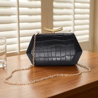 Pochette de soirée Aimiqi en PU motif crocodile avec fermeture éclair, bandoulière polyvalente, luxe abordable pour femmes, idéale pour les banquets