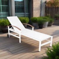 Lit de soleil extérieur en tissu maillé en aluminium Chaise longue blanche avec filet pour bras Chaise longue en tissu Chaise de plage avec grande roue