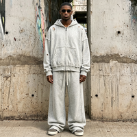 Ensemble de survêtement homme avec logo personnalisé, sweat à capuche zippé en molleton bouclette coupe oversize effet vieilli et délavé à bords bruts, et pantalon de survêtement coupe large