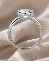 Bague de fiançailles classique unisexe en or blanc plaqué rhodium avec moissanite ovale de 1,50 carat sertie clos