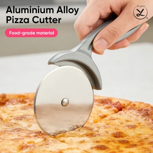 Coupe-pizza durable en acier inoxydable 2-en-1 avec rouleau et spatule de service intégrés - Product Image 1