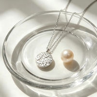 Collier pendentif disque texturé concave-convexe martelé unique, chaîne fine confortable à porter toute la journée pour femme