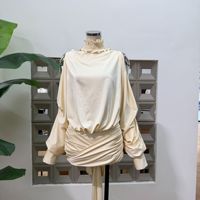 Robe pour femme exquise avec un design dos nu sexy, ultra courte et moulante sur les hanches et les épaules