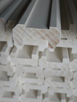 Rampe d'escalier en pin blanc apprêté pour maison, hôtel, villa