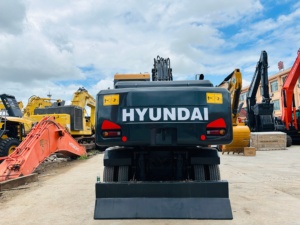 Excavadora de cadenas HYUNDAI 210W-7 original con motor diésel, bomba hidráulica de buena calidad, controles de precisión y cabina cómoda, perfecta para uso urbano. - Product Image 3