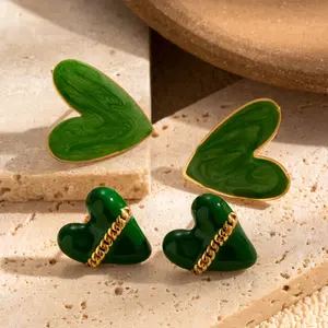 Venta al por mayor de moda de acero inoxidable pendientes en forma de corazón 18K chapado en oro de color gota de aceite pendientes de esmalte para las mujeres