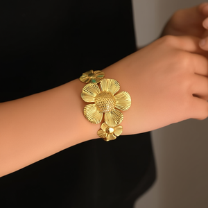 Brazalete de Moda en Acero Inoxidable 316L con Baño de Oro PVD y Diseño Floral - Product Image 3