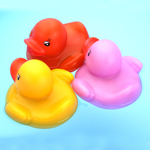Embalaje personalizado pato de goma baño de la familia de flotar luz intermitente pato de goma - Product Image 2