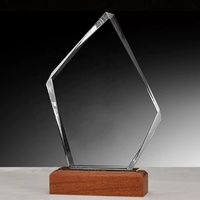 Meilleure vente Verre en bois Prix Artisanat Personnalisé Sculpté Gravure Lettres Cristal Verre Trophée Plaque Avec Base En Bois