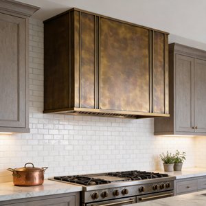 Hotte de cuisine murale encastrable sur mesure en laiton antique de calibre 16 pour villa de luxe - Product Image 3