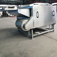 Machine d'abattage et de plumeage de poulets et de canards d'une capacité inférieure à 600 volailles par heure