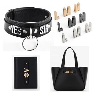 Letras deslizantes huecas de aleación de zinc, abalorios de alfabeto de 26 A-Z chapados en arcoíris/oro/plata para cinturones y collares para mascotas, personalizables OEM/ODM - Product Image 1