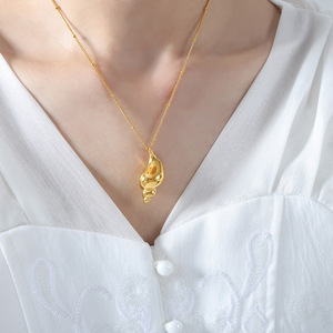 Collier pendentif conque en acier inoxydable plaqué or 18 carats à la mode pour femmes Style inspiré de la nature pour les cadeaux de fête - Product Image 4