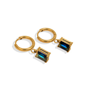 Boucles d'oreilles créoles rectangulaires en acier inoxydable plaqué or avec zircone cubique pour femme - Product Image 1