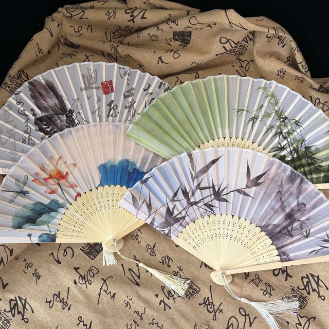 Hand Folding Fan Bamboo Retro Chinese Vintage Dance Silk Hand Fan Elegant Home Decoration Ornaments